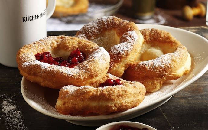 Schmalznudeln, Preiselbeeren, Apfelmus, Bergbauernküche