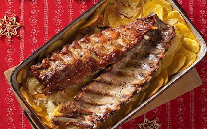 Gebratene Schweinsripperln mit Reis und Kartoffeln (Bild: Eisenhut & Mayer)