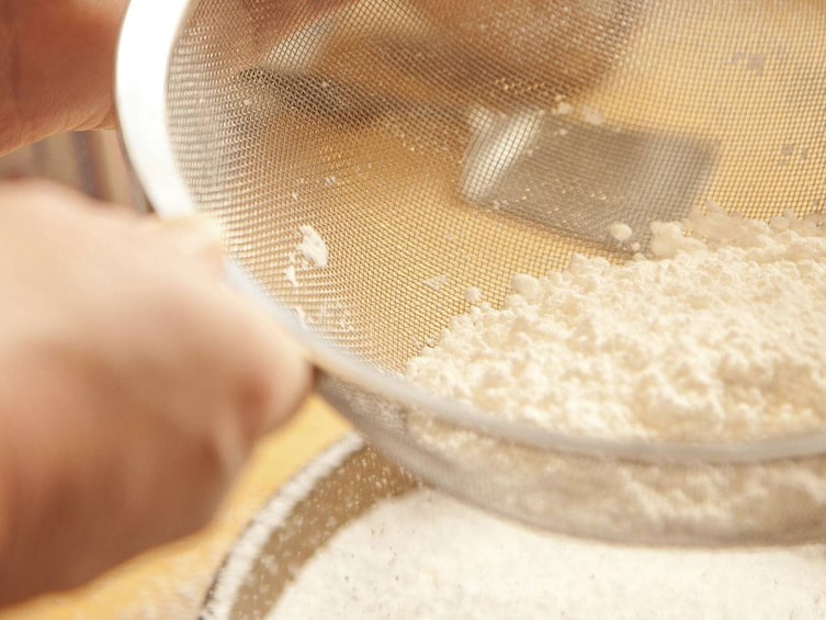 Mehl mit Butter verbröseln, Anleitung Osterkekse