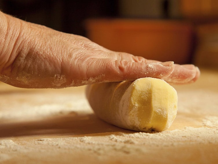Teig zu einer Rolle formen, Anleitung Osterkekse