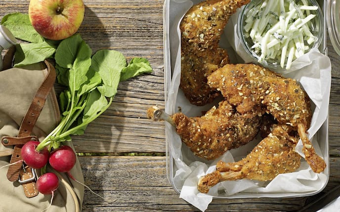 paniertes Huhn, Hendlhaxerl paniert, Kohlrabisalat, Jause, Jausenbox, Apfel, Radieschen, Hauptspeise, Servus Rezept