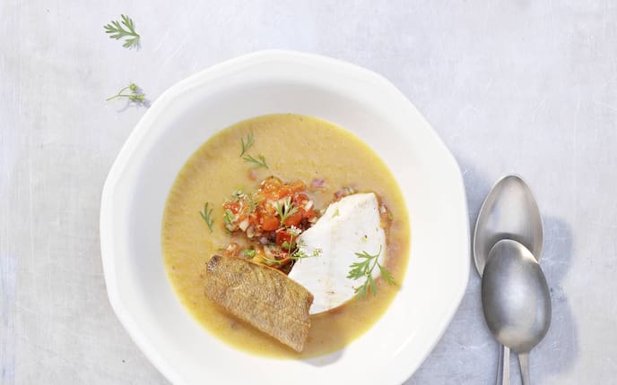 Paprika-Suppe mit Zanderfilet (Bild: Eisenhut & Mayer)