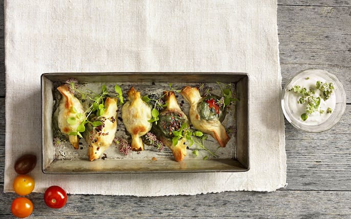 Pfanne, Tomaten, Kräuterdip, Teigtaschen, Spinat, Kräuter, Hauptspeise, vegetarisch, Servus Rezept