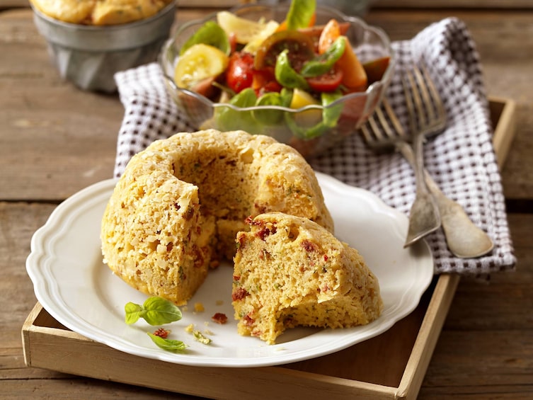 Paradeisgugelhupf, Paradeiser, Tomaten, Gugelhupf, pikanter Kuchen, Servus Rezept