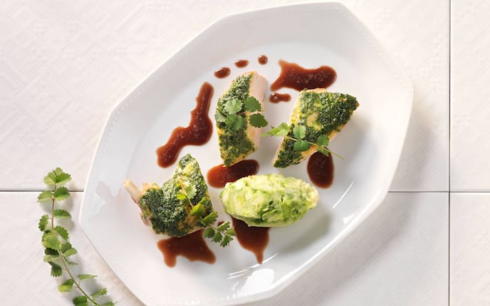 Perlhuhn in Kräuterpaste mit Erdäpfel-Petersilien-Püree (Bild: Eisenhut & Mayer)