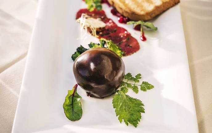 Pikante Mozartkugel mit Reh-Carpaccio und Sauce Cumberland, Wildrezept, Wildfleisch, Schokolade, Cumberlandsauce, Servus Rezept