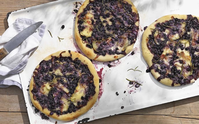 Heidelbeeren, Brotfleck, Käse, Speck, Rezept