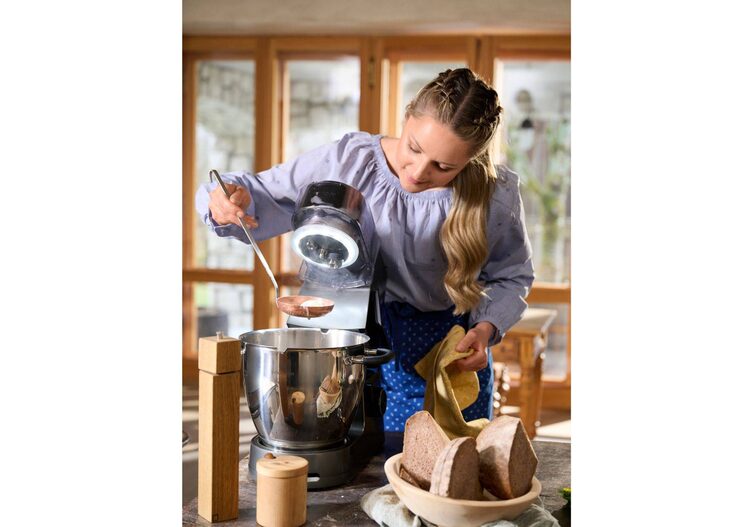 Paula Bründl fügt das ein zum pochieren in die Cooking Chef.