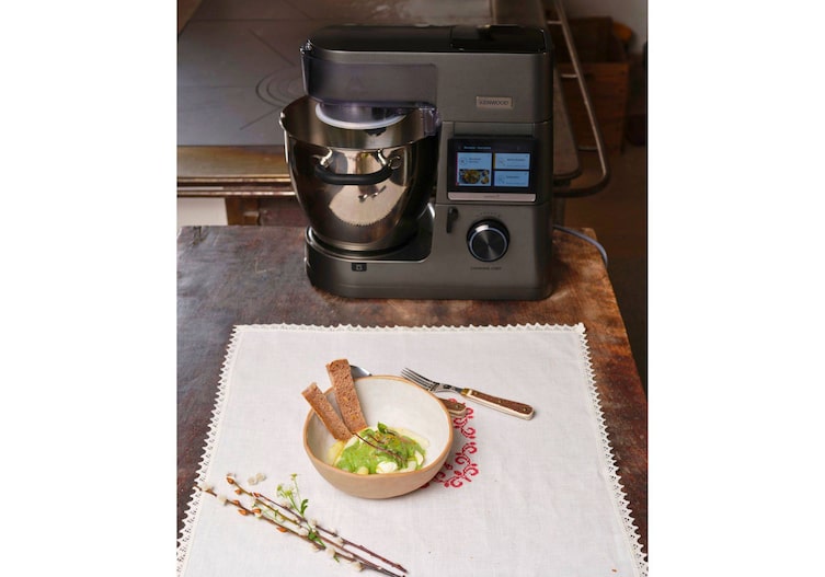 Paula Bründls pochiertes Ei mit Kräutersauce und die Cooking Chef.