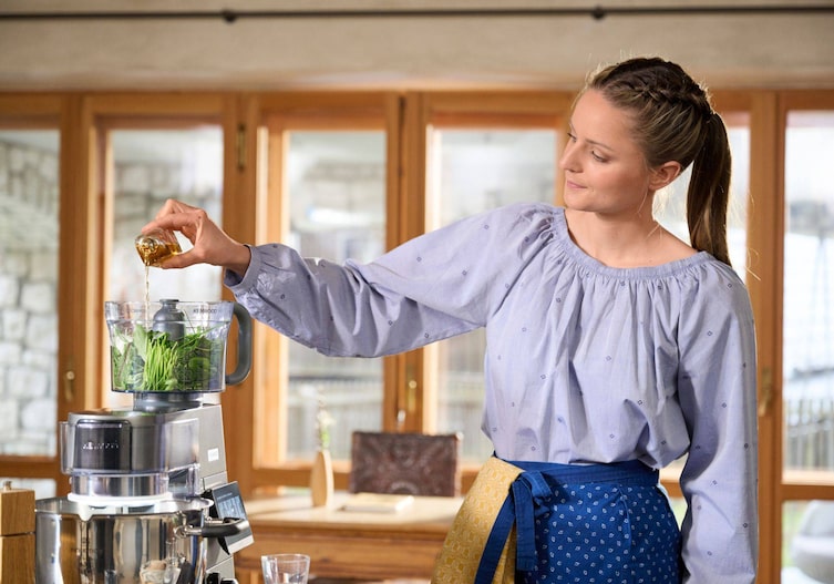 Paul Bründl bereitet eine köstliche Kräutersauce zu.