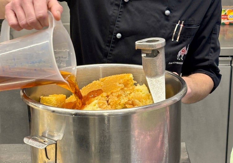 Biskuitmasse für Punschkrapferl mit Alkohol vermengen