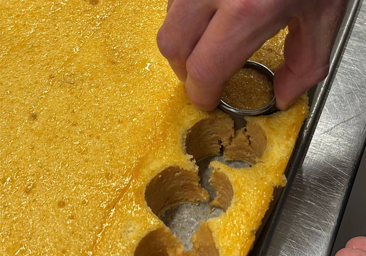 Punschkrapferl ausstechen