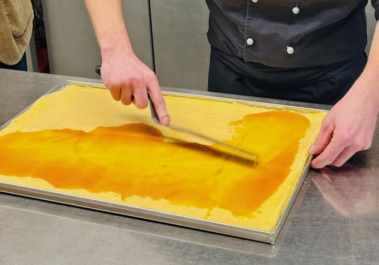 Boden mit Marmelade bestreichen