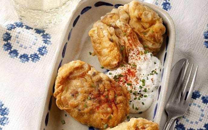 Purbacher Bohnenstrudel, Sauerrahmdip, Paprikapulver, Schnittlauch, Besteck, frittierter Strudel, Schüssel, Tischtuch, Hauptspeise, Servus Rezept, Oma Kochbuch