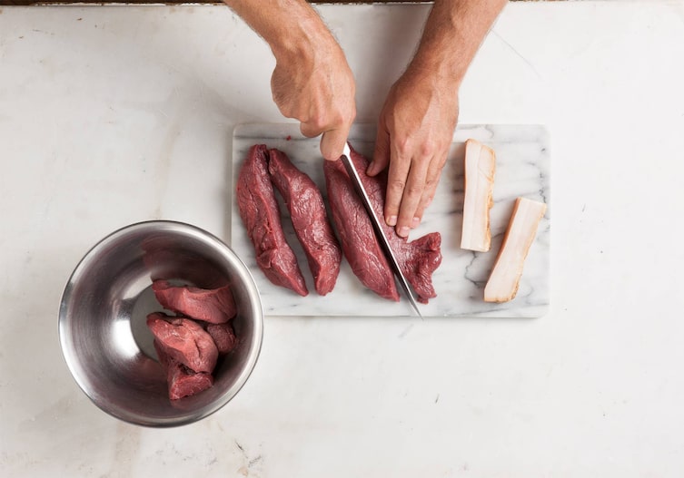 Speck, Messer, Schüssel, Hirschfleisch