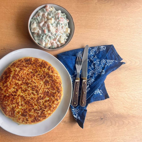 Riesen-Kartoffelpuffer mit Gemüsemayonnaise, Rezept, Blaudruck-Serviette