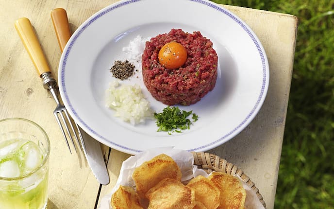 Rindertatar, Zwiebelwürfel, Pfeffer, Salz, Petersilie, Eidotter, Erdäpfelscheiben, Wasserglas, Vorspeise, Hauptspeise, Servus Rezept