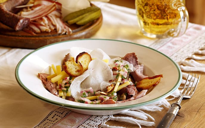 Rindfleischsalat mit Radi, Bergkäse und Laugengröstl (Bild: Eisenhut & Mayer)