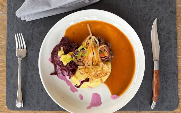 Die Rindsrouladen sind so zart, dass sie auf der Zunge zergehen. Dazu gibt es ein himmlisches Kartoffelpüree und Rotkraut.