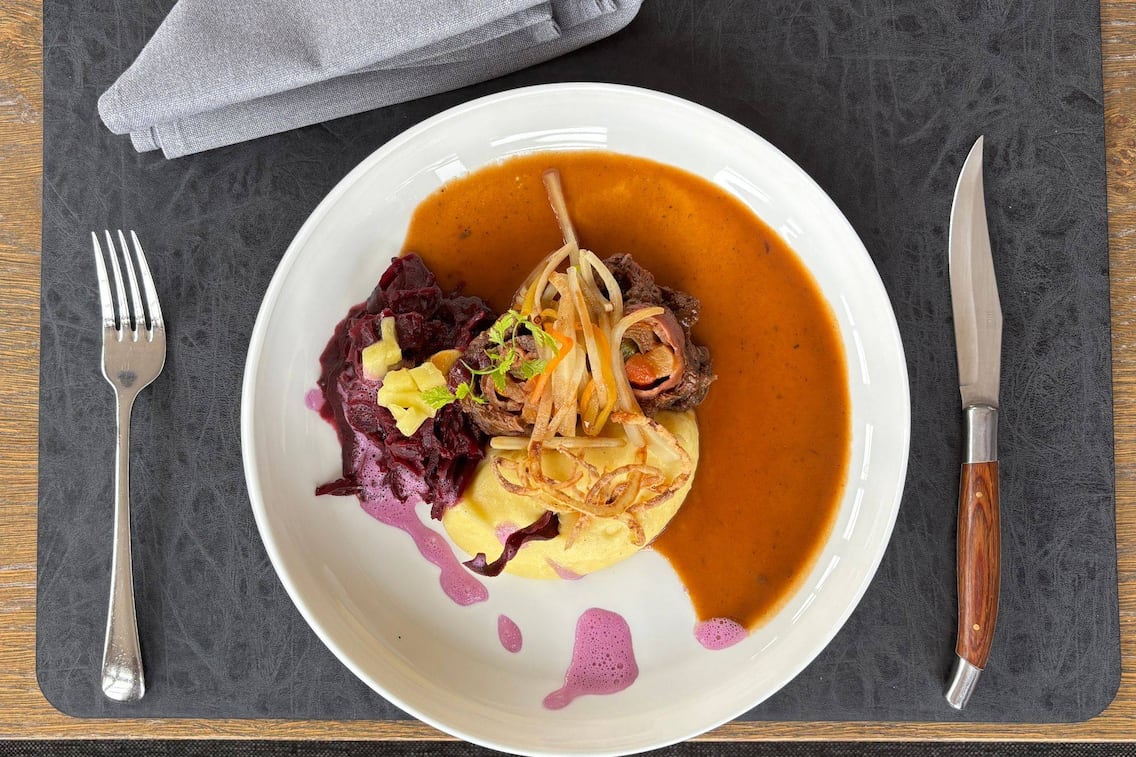 Die Rindsrouladen sind so zart, dass sie auf der Zunge zergehen. Dazu gibt es ein himmlisches Kartoffelpüree und Rotkraut.