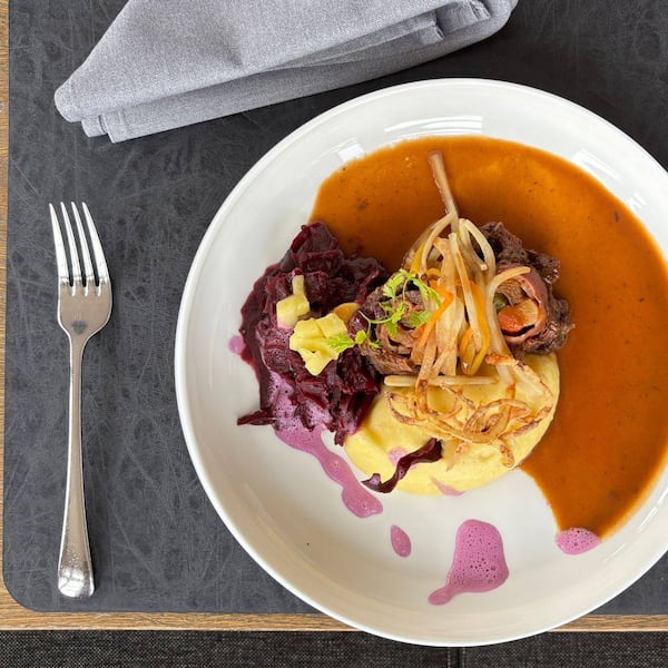 Die Rindsrouladen sind so zart, dass sie auf der Zunge zergehen. Dazu gibt es ein himmlisches Kartoffelpüree und Rotkraut.