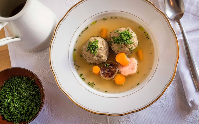 Rindsuppe mit Leberknödel, Suppengemüse und Mark, Rezept, Servus