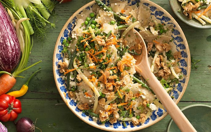 Roggennudelfleckerl mit Fisolen, Erbsen und Karotten (Bild: Eisenhut & Mayer)