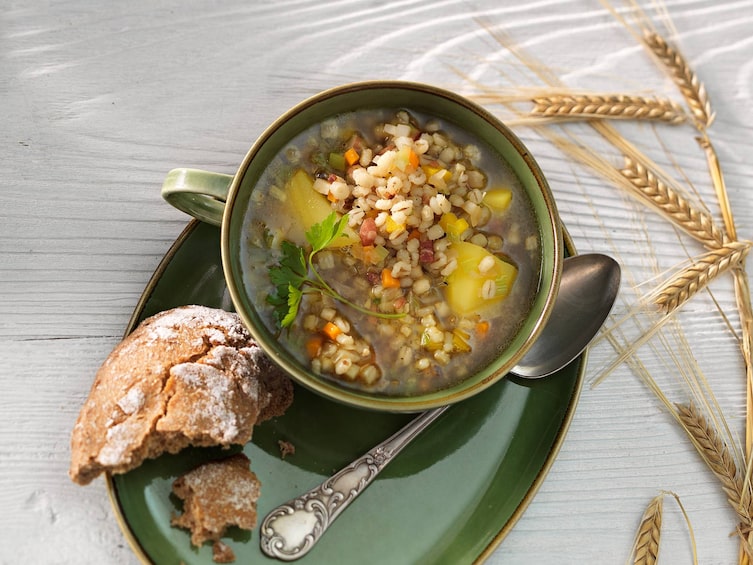 Rollgerstelsuppe, Rollgerste, Brot, Weizenähren, Erdäpfel, Petersilie, Kartoffel, Karotten, Speck, Servus Rezept
