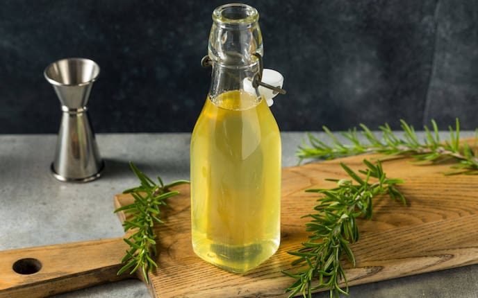 Selbst gemachter Rosmarinsirup in der Flasche, Rezept für Rosmarinsirup