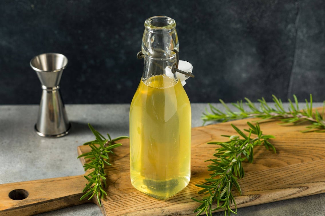 Selbst gemachter Rosmarinsirup in der Flasche, Rezept für Rosmarinsirup