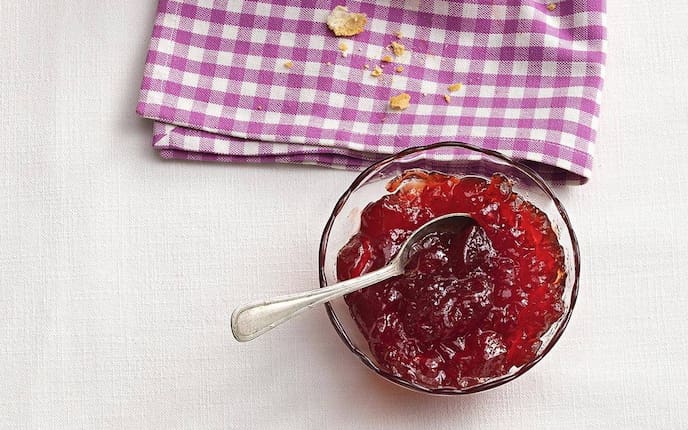 Geschirrtuch, Glasschüsserl, Teelöffel, rote Marmelade, Einkochen, Servus Rezept