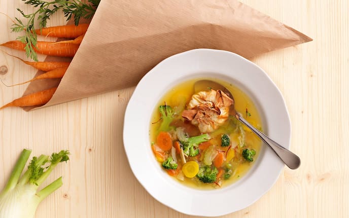 Safran-Gemüsesuppe mit Eiertascherln (Bild: Eisenhut & Mayer)