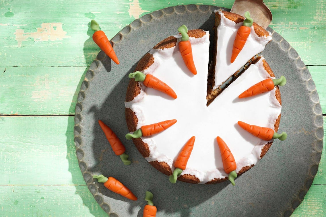 Rezept, saftiger Karottenkuchen mit Zuckerglasur und Marzipankarotten