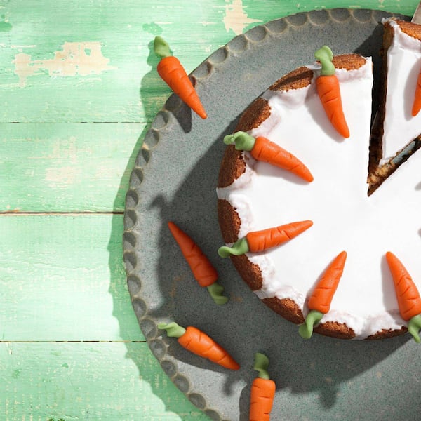 Rezept, saftiger Karottenkuchen mit Zuckerglasur und Marzipankarotten