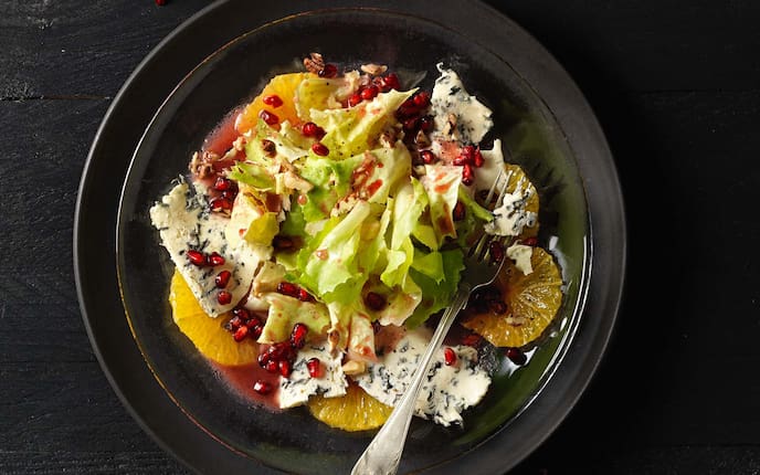 Endiviensalat mit Orangen, Schimmelkäse und Granatäpfel, Gedeck, Teller, Gabel