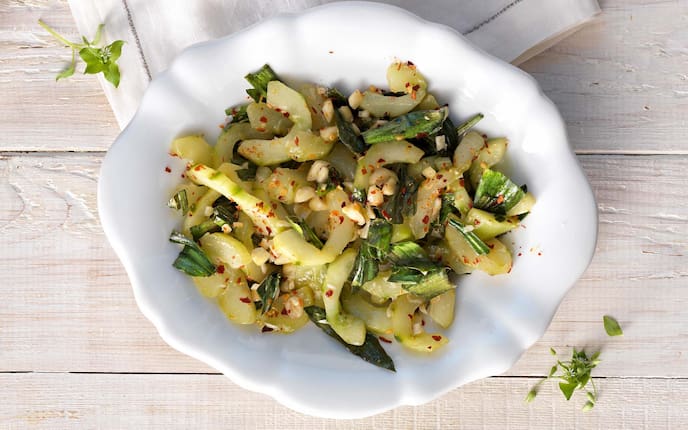 Gurken-Spitzwegerich-Gemüse, Chiliflocken, Holunder