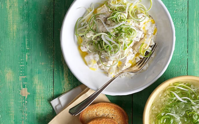 Salat, Hendlfilet, Jungzwiebeln, Rahm, Brot