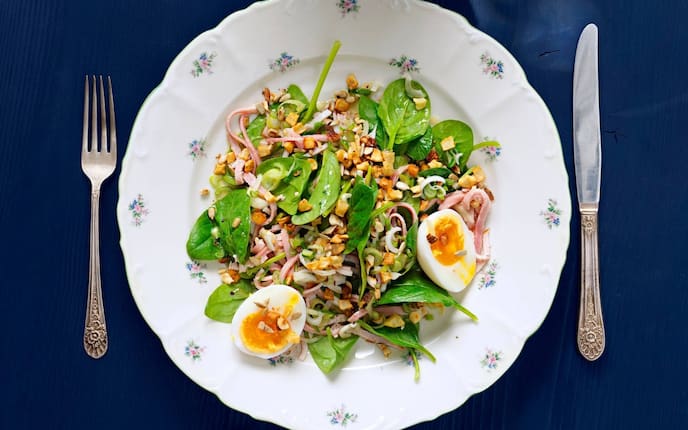 Junger Spinat, gehackte Nüsse, Schinken, hartgekochtes Ei, Salat, Servus Rezept