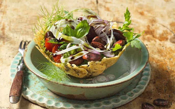 Käferbohnen, Salat, Basilikumblätter, Tomaten, Parmesankorb, Servus Rezept