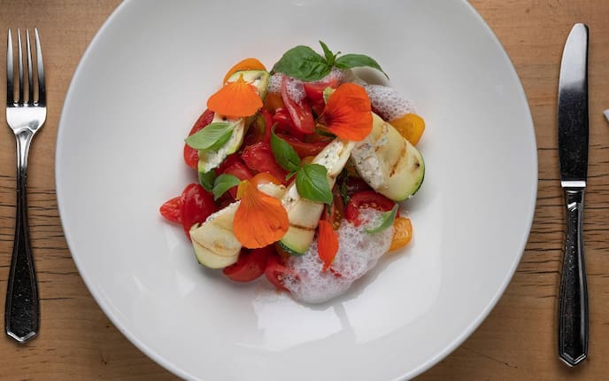 Tomaten, Zucchini, Basilikum, Besteck, Schüssel, Holztisch