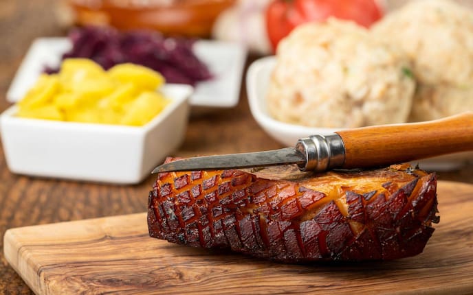 Salz-Krustenbraten mit Semmelknödel und Krautsalat, Schweinebraten, Gute Küche