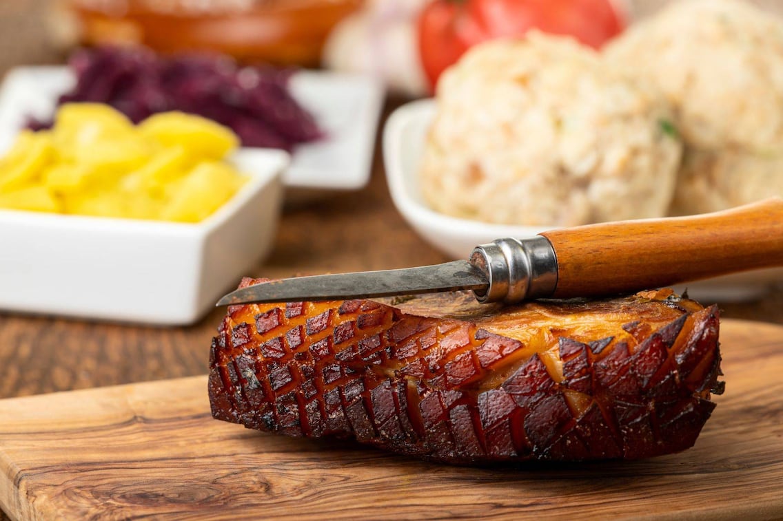Salz-Krustenbraten mit Semmelknödel und Krautsalat, Schweinebraten, Gute Küche