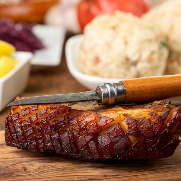 Salz-Krustenbraten mit Semmelknödel und Krautsalat, Schweinebraten, Gute Küche