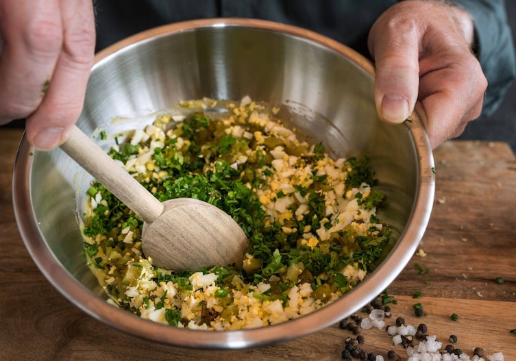 Zubereitung der Sauce gribiche
