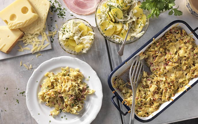 Überbackene Schinkenfleckerl mit Erdäpfel-Salat (Bild: Eisenhut & Mayer)