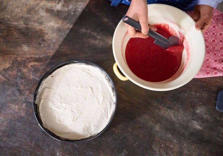 Paula Bründl verteilt den Fruchtspiegel auf der Topfenmasse ihrer Schneewittchentorte.