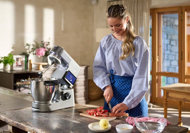 Paula Bründl schneidet den Rhabarber für die Schneewittchentorte klein. Im Hintergrund steht die Kenwood Cooking Chef.