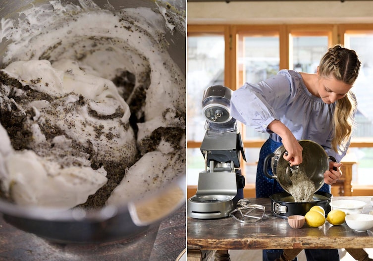Paula Bründl gibt den Teig für die Schneewittchen-Torte in die Tortenform.