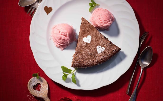Schoko-Chili-Kuchen mit Rhabarbereis (Bild: Eisenhut & Mayer)
