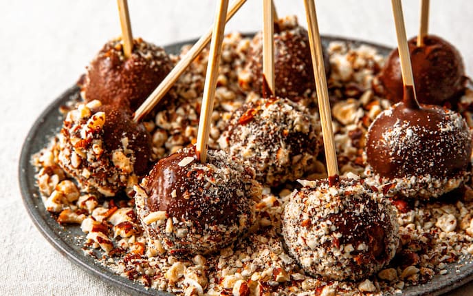 Schoko-Nuss-Kugeln, Süßspeise, Cakepops, Kuchen am Stiel, Christina Bauer